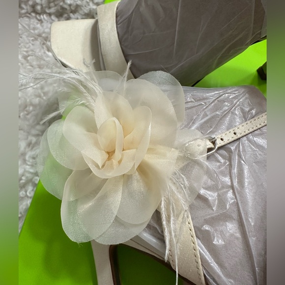 Sam Edelman Leana pearl ivory silk heels with Flower Wedding, Formal size 9.5 - Picture 3 of 8